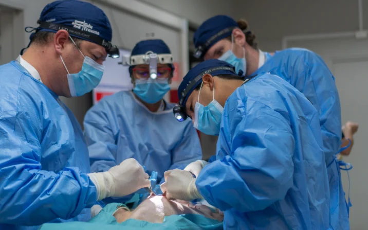 Cobertura de congreso médico con tres pabellones simultáneos